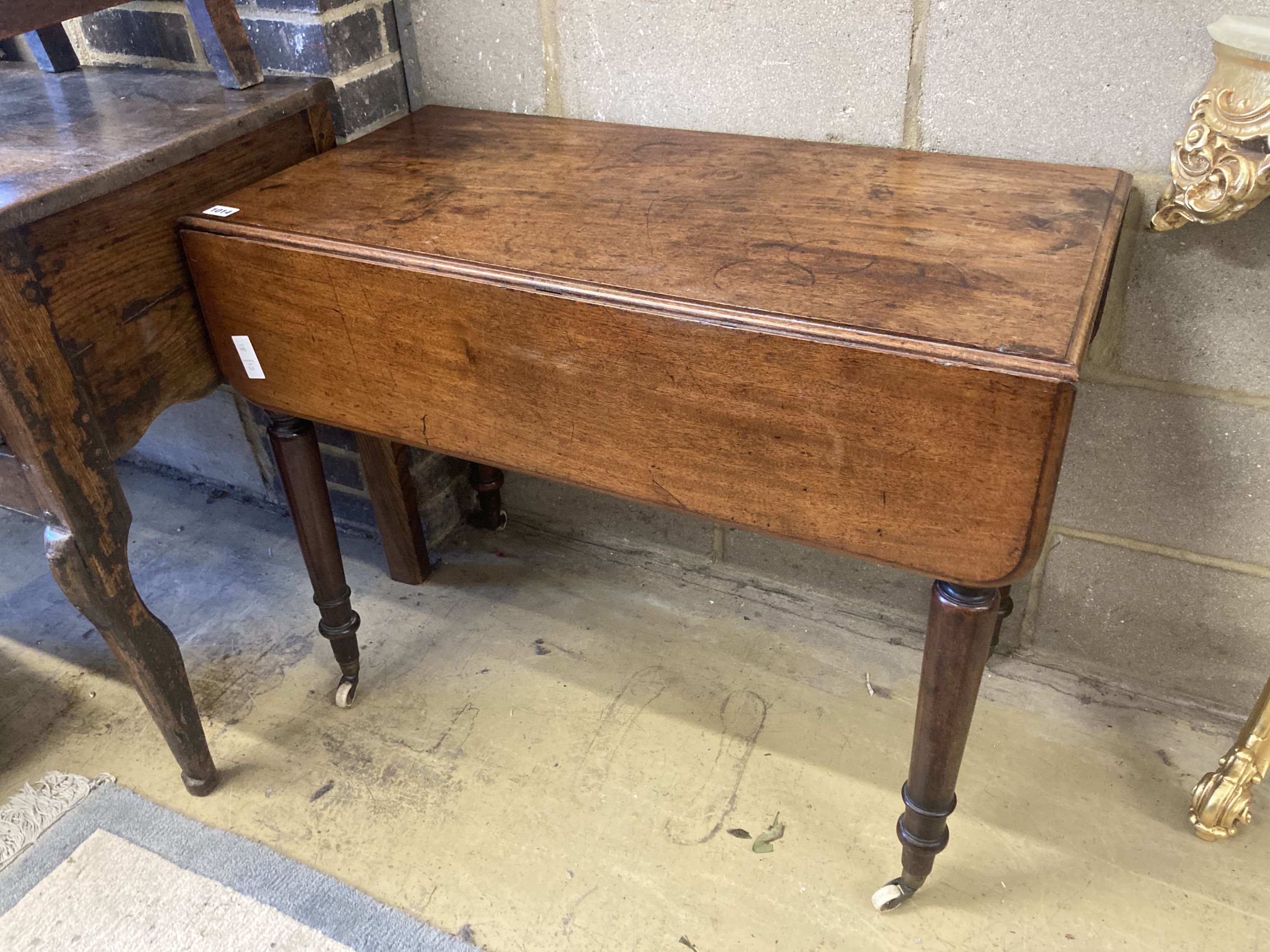 A Victorian mahogany Pembroke table, width 88cm, depth 43cm, height 70cm